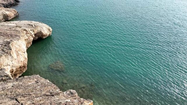 Imagen de dron del Arco de Piedra en el Lago Posadas, Patagonia,  Argentina