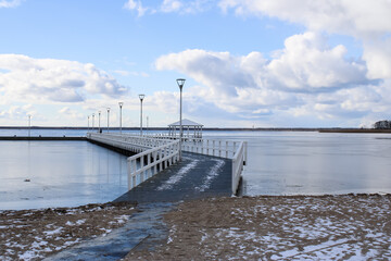 Drewniany pomost nad wodą w słoneczny dzień © krysty