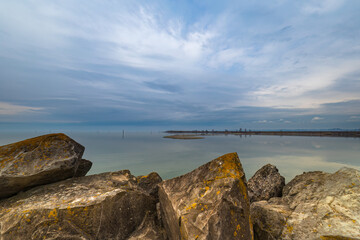 Landschaftsaufnahme, Morgennstimmung am Bodensee mit schönem Wolkenhimmel und Spiegelung im Wasser.