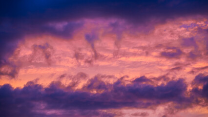 Obraz premium Ominous violet clouds at sunset