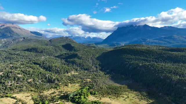 Imagen de dron del Parque Nacional Los Alerces desde Trevelin, Patagonia, Argentina