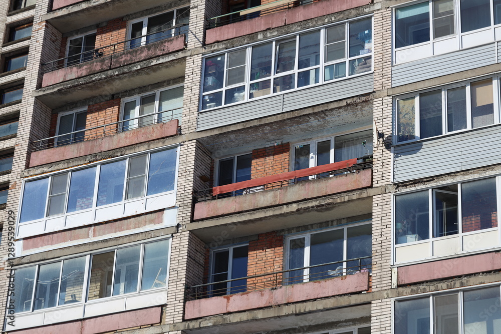 Poster Urban architecture with multiple windows and balconies.