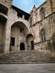 Fototapeta premium Escalinata en Plaza del Rei en barrio gótico de Barcelona. España. Monumento histórico medieval. Viajes y turismo.