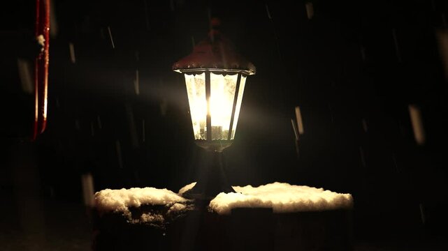 Farola con nieve