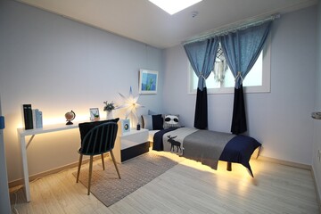 Fototapeta premium Un dormitorio moderno con un diseño interior limpio y una cama simple.