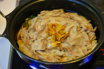 豚バラ肉の鍋を調理中