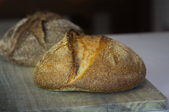 Hogaza de pan r&uacute;stica de harina integral con masa madre