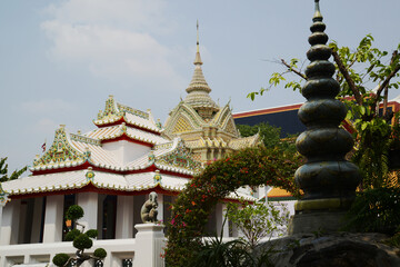 Obraz premium Classic Thai architecture with pagoda in Wat Phra Chetuphon or Wat Pho. Which is one of the largest and oldest temples and is popular with both Thai and foreign tourists.