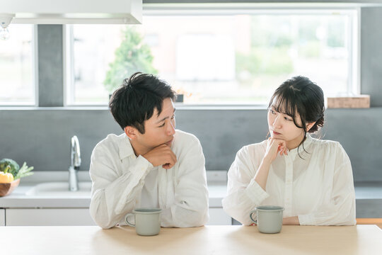 リビングで悩み・考える夫婦・カップル（悩む・回想・想像・将来・検討・計画）
