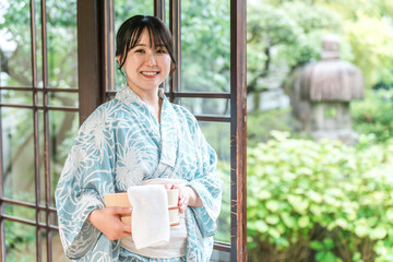 温泉・温泉旅館・銭湯に宿泊する浴衣を着た女性
