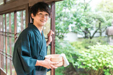 温泉・温泉旅館・銭湯に宿泊する浴衣を着た男性
