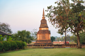 Fototapeta premium 世界遺産 スコータイ歴史公園・ワット チェディー スーン Sukhothai Historical Park วัดเจดีย์สูง