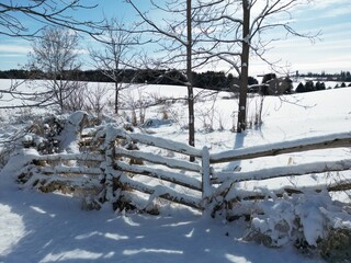Old wooden field fence in a snowy landscape - Vieille clôture de champ en bois dans un paysage...