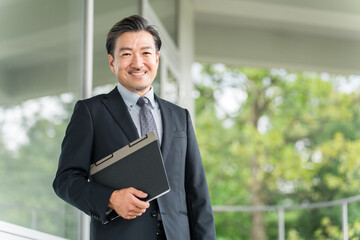 学校の廊下を移動する教員・教師の男性（高校・中学校）
