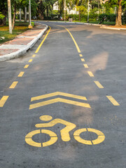 Obraz premium Bicycle lane in the park
