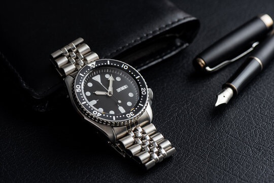 black dial luxury men wrist watch