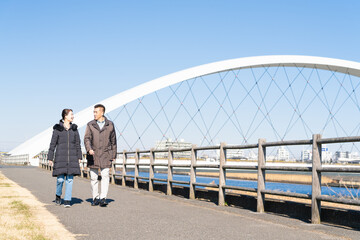 散歩道を歩く熟年夫婦