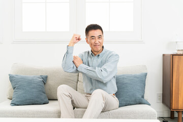長袖シャツを着ている男性　ライフスタイルイメージ