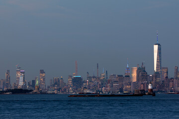Fototapeta premium New York harbor view of the Manhattan skyline at dusk