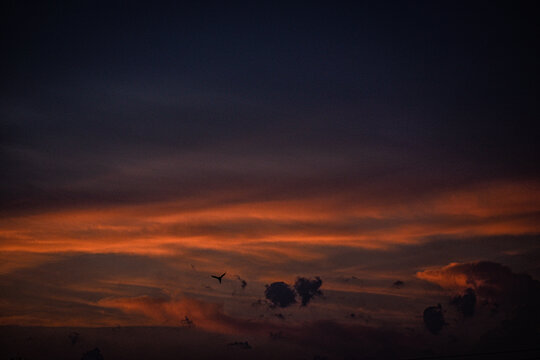 atardecer con cielo colorido de naranja y nubes  