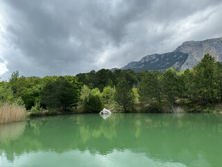 Obraz premium mountain lake and green forest beautiful landscape