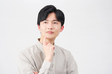 男性　20代　考える　白背景