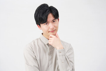 男性　20代　困る　白背景