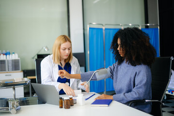 Obraz premium Professional healthcare scene featuring a doctor performing a patient checkup in a clinical setting