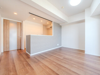 木目調フローリングとシンプルな内装