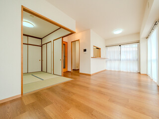 和洋折衷のリビング｜畳スペースと木目フローリングの調和