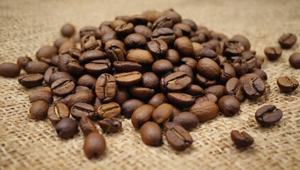 Naklejka premium Roasted coffee beans on burlap