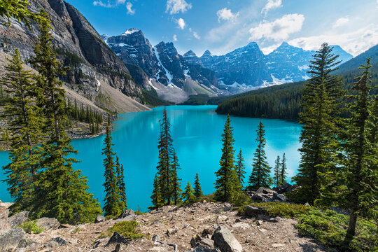 A stunning turquoise lake surrounded by towering mountains reflects the beauty of nature, inviting adventure and exploration into this picturesque landscape.