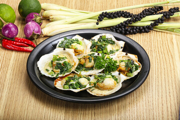 Grilled scallops with green onion