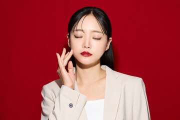 赤い口紅のメイクアップをした若い女性のシックなポートレート