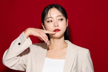 赤い口紅のメイクアップをした若い女性のシックなポートレート