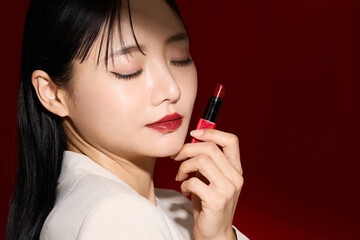 赤い口紅のメイクアップをした若い女性のシックなポートレート