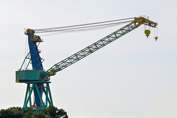 Grue portuaire colorée