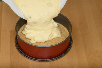 Ciasto przelewane z miski do tortownicy, sernik z rodzynkami na kruchym spodzie