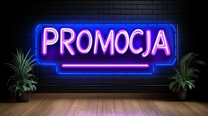 Neonowy napis "PROMOCJA" w fioletowo-niebieskich barwach na ciemnej ścianie z roślinami