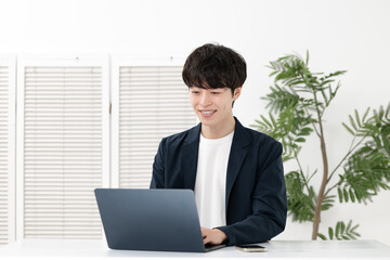 パソコンを使う男性