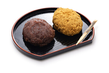 Japanese dessert made with glutinous rice, red bean paste and kinako (soybean flour).
This sweet is called “botamochi” in spring and “ohagi” in autumn.