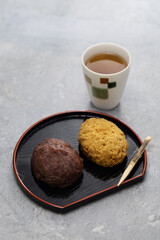Japanese dessert made with glutinous rice, red bean paste and kinako (soybean flour).
This sweet is called “botamochi” in spring and “ohagi” in autumn.