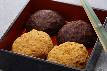 Japanese dessert made with glutinous rice, red bean paste and kinako (soybean flour).
This sweet is called “botamochi” in spring and “ohagi” in autumn.