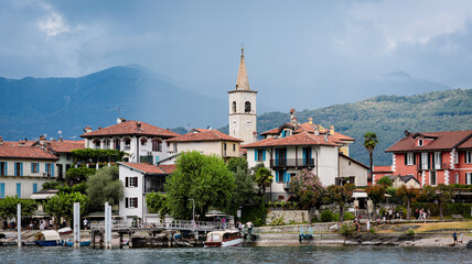 Obraz premium Picturesque views of Isola Superiore showcasing charming architecture and stunning landscapes