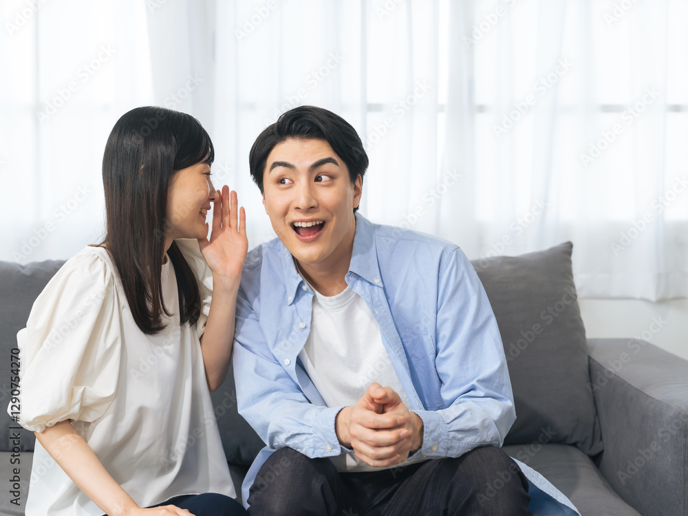 Aufkleber 内緒、秘密、カップル、夫婦、告白、報告、妊娠、びっくり、驚く、サプライズ、教える、内緒話、ヒソヒソ、嬉しい、喜ぶ、ポジティブ、笑顔、恋人、同棲、婚活、妊活、噂、話す、ニュース、口コミ、情報、口説く、愛情、ラブラブ、家族、結婚、新婚、住宅、住まい、暮らし、ライフスタイル、相談、若い、日本人、男性、女性、打ち明ける、知らせる、驚き、リラックス、仲良し、応援、励ます、人物
