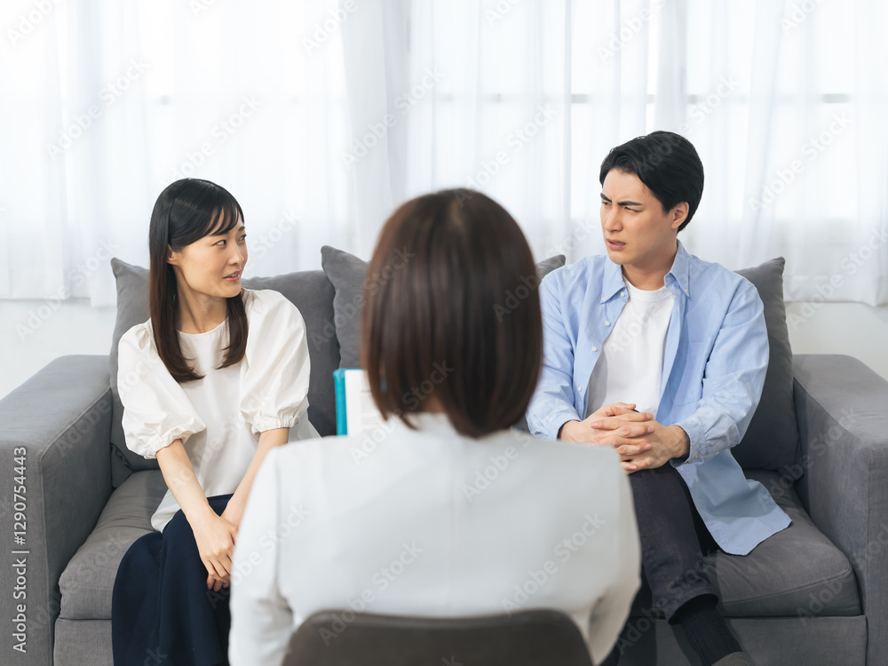 Aufkleber カップル、夫婦、カウンセリング、カウンセラー、険悪、離婚調停、喧嘩、口論、対立、相談、アドバイザー、セラピー、セラピスト、面談、面接、男性、女性、日本人、睨み合い、ソファー、クリニック、妊活、不妊治療、意見、不満、困る、悩み、コピースペース、相談員、インタビュー、取材、コーチング、モラハラ、DV、サポート、支援、浮気、不倫、問題、トラブル、相談室、会話、不和、仲違い、価値観、結婚、アドバイス、弁護