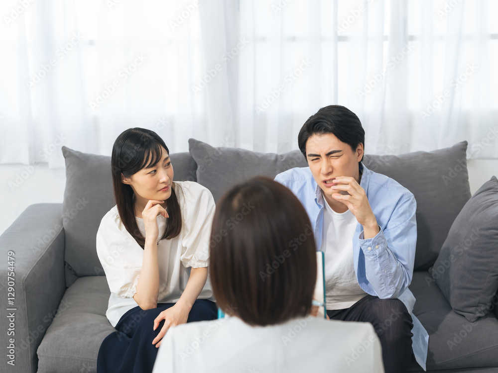 Fototapete カウンセリング、カウンセラー、トラブル、相談、夫婦、カップル、面談、面接、セラピー、セラピスト、インタビュー、男性、女性、日本人、家庭、家族、悩み、問題、対立、険悪、離婚調停、コピースペース、アドバイザー、コーチング、相談員、不妊治療、妊活、産婦人科、診察、診療、医師、取材、口論、室内、クリニック、病院、臨床心理士、公認心理師、資格、シリアス、サポート、支援、検査、調査、捜査、事情聴取、刑事、事件