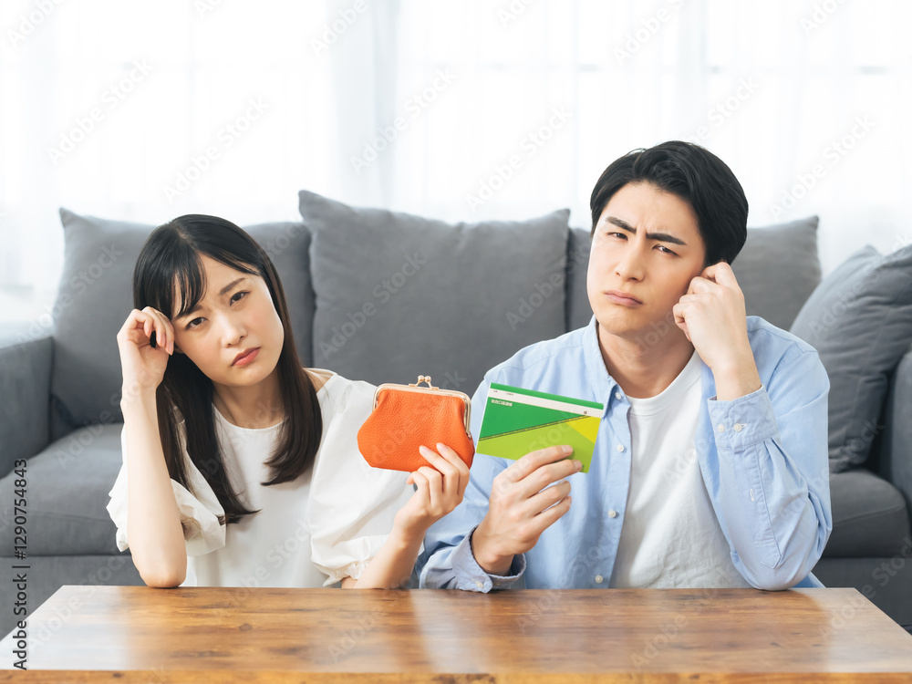 Leinwandbilder お金、貯金、ローン、出費、税金、カップル、夫婦、不満、心配、不安、カメラ目線、怒る、貯蓄、銀行、預金、マネー、金融、口座、振り込み、通帳、家計、コスト、値上げ、ライフプラン、給料、ボーナス、賃上げ、悩む、悩み、考える、疑問、困る、結婚、予算、資金、散財、社会保険料、増税、残念、がっかり、落ち込む、失敗、住宅、暮らし、財布、コピースペース、広告、投資、資産運用、人物