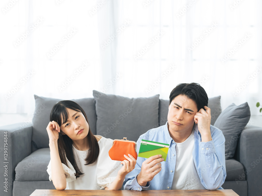 Leinwandbilder 貯金、お金、銀行、通帳、悩む、夫婦、カップル、疑問、不安、心配、ローン、出費、税金、不満、カメラ目線、怒る、貯蓄、預金、マネー、金融、口座、振り込み、家計、コスト、値上げ、ライフプラン、給料、ボーナス、賃上げ、悩み、考える、困る、結婚、予算、資金、散財、社会保険料、増税、残念、がっかり、落ち込む、失敗、住宅、暮らし、財布、コピースペース、広告、投資、資産運用、人物