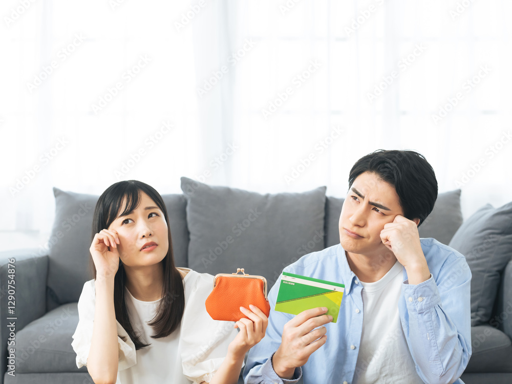 Leinwandbilder 貯金、貯蓄、銀行、預金、カップル、夫婦、お金、マネー、金融、ローン、口座、振り込み、通帳、家計、コスト、値上げ、ライフプラン、給料、ボーナス、賃上げ、悩む、悩み、考える、疑問、不満、心配、不安、困る、結婚、予算、資金、出費、散財、社会保険料、税金、増税、残念、がっかり、落ち込む、失敗、住宅、暮らし、財布、コピースペース、広告、想像、計画、投資、資産運用、人物